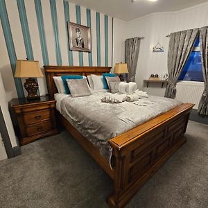Zimmer mit Kingsize-Bett